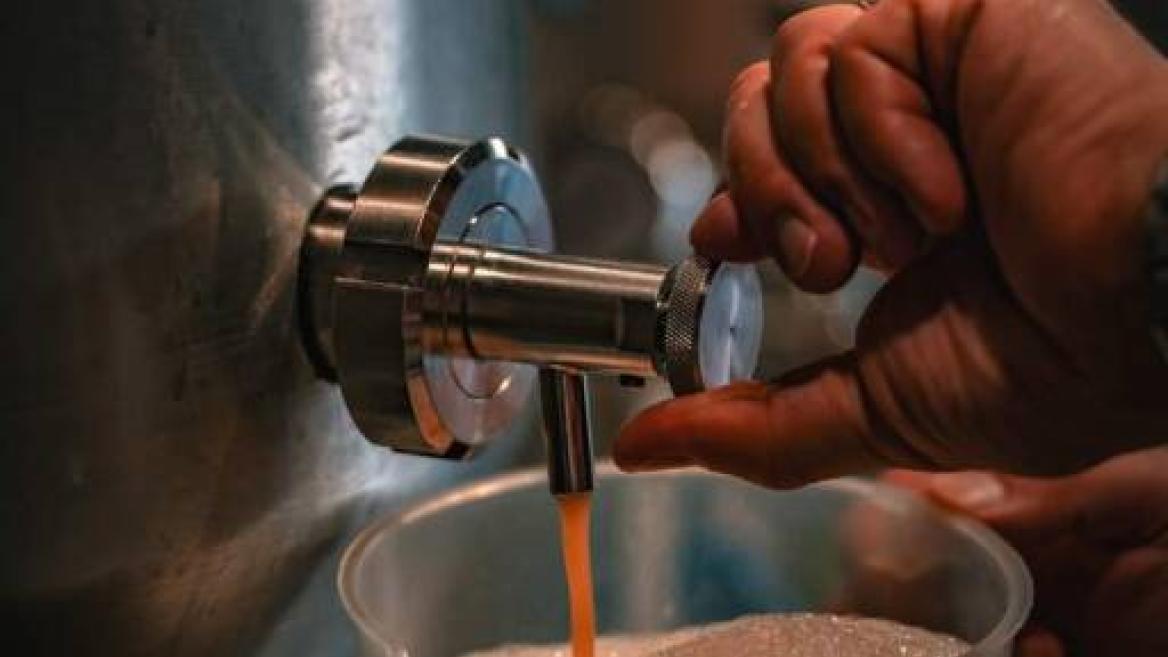 Prise d'échantillon de bière pendant la fermentation