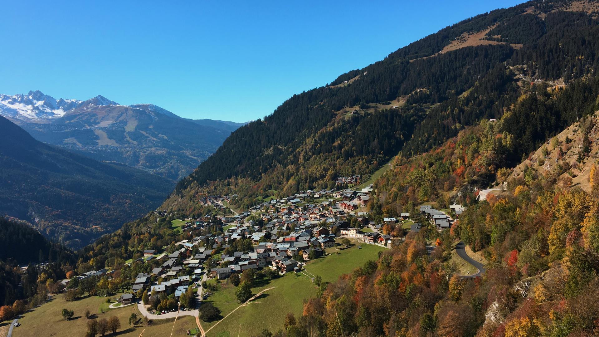 Vue sur Champagny en Vanoise en automne